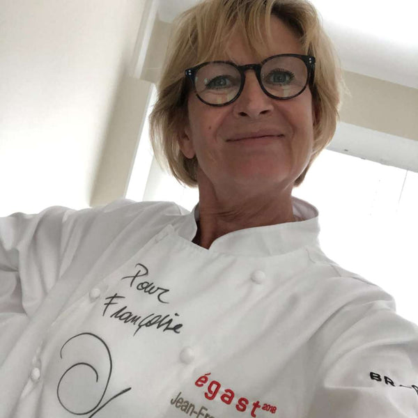 Françoise avec le tablier dédicacé du chef Jean-François Piège