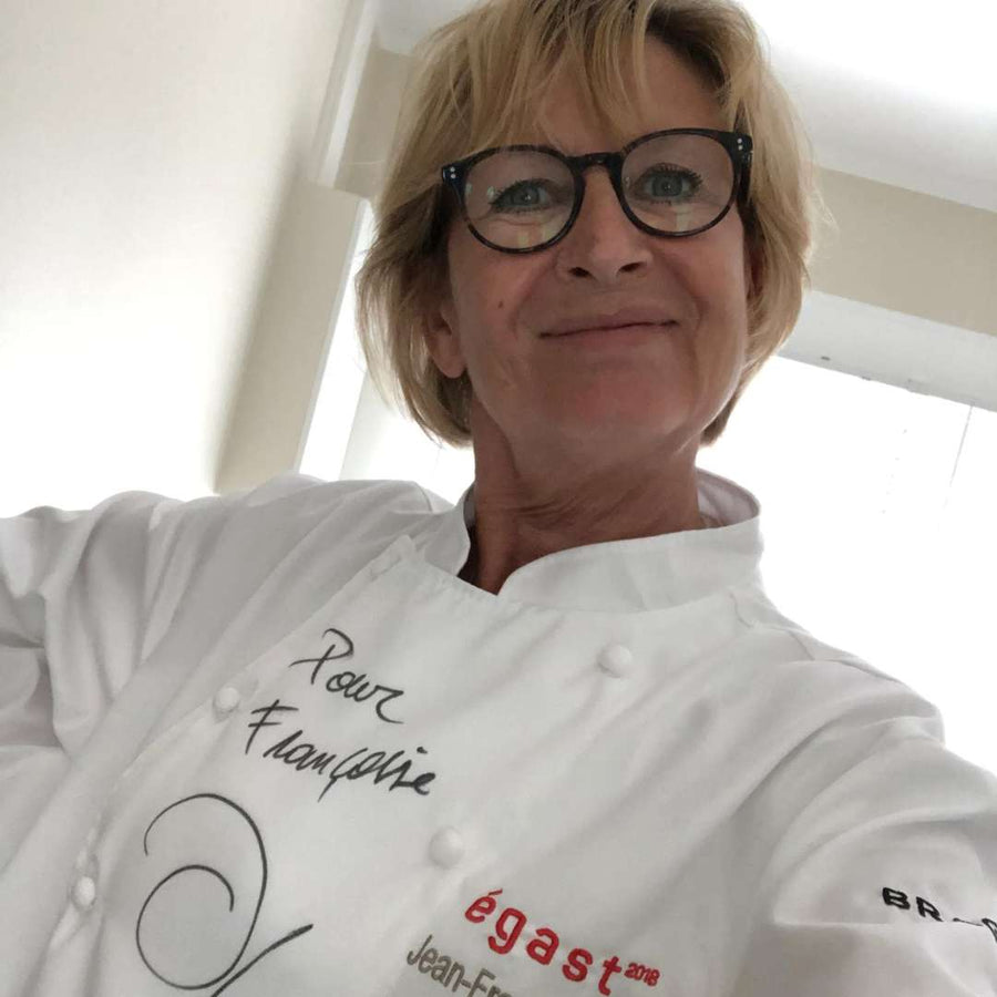 Françoise avec le tablier dédicacé du chef Jean-François Piège