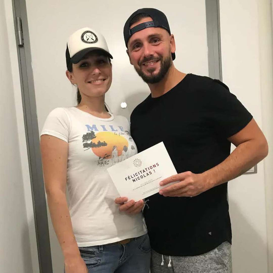 Nicolas et sa compagne avec le t-shirt d'Axelle Lafont