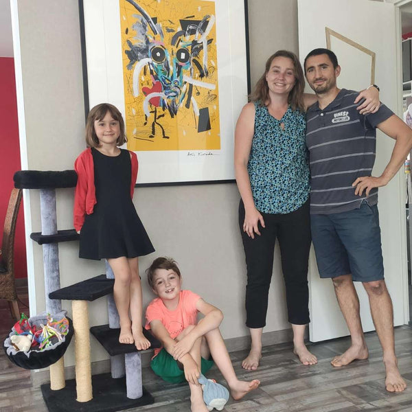 Cyril, en famille devant son œuvre d'Aki Kuroda