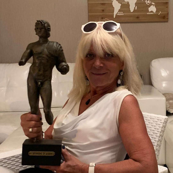 Nathalie et sa sculpture d'Ariane Seguillon