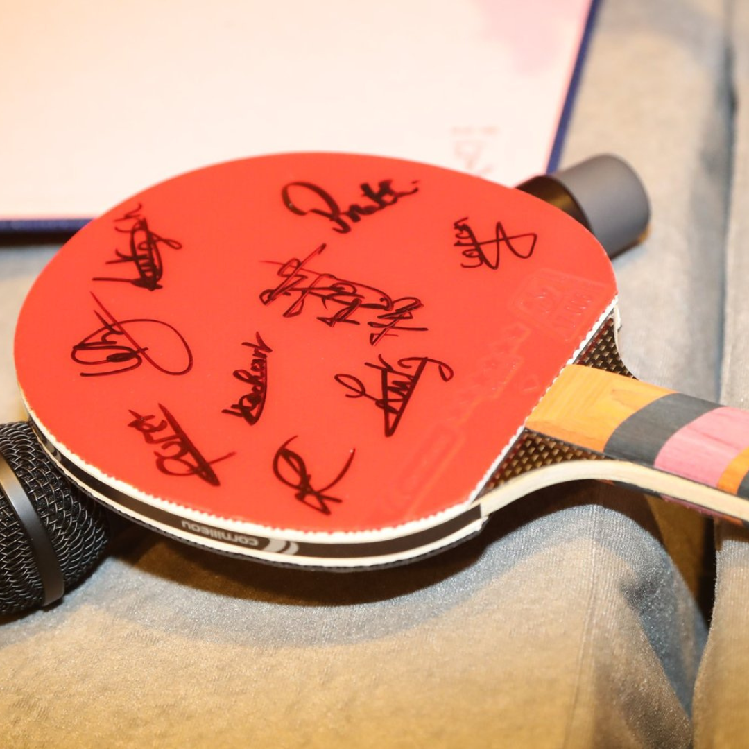 FFTT | Une raquette signée par l’équipe de France dont les frères Lebrun